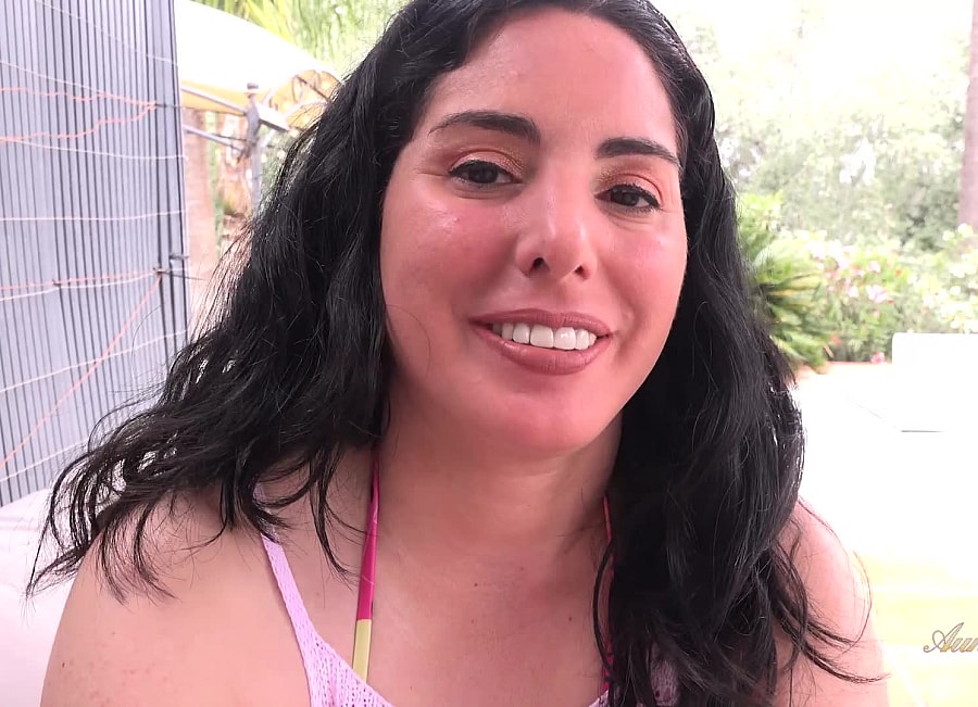POV : Pool Girl Linda Finishes Her Work, Then Works on You