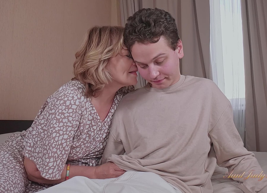 Diana Turns Knitting with Stepson into Seduction